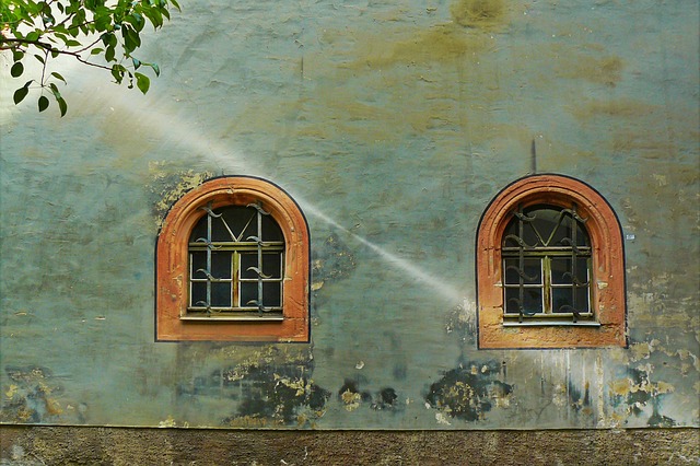 Hauswand mit Fenster