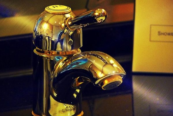 goldener Wasserhahn