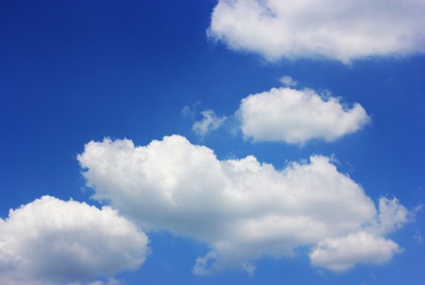 blauer Himmel mit weißen Wolken.